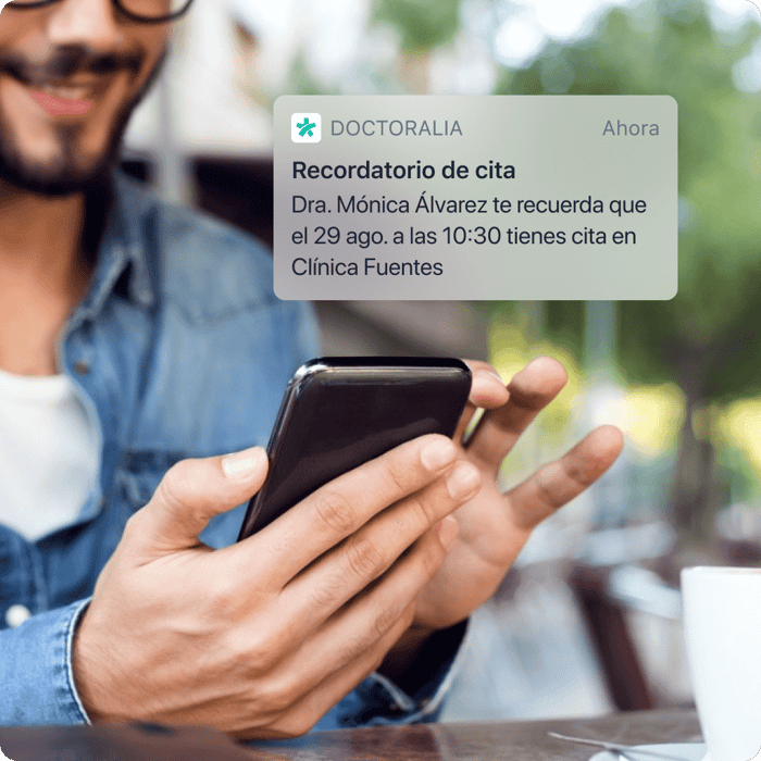 paciente recibiendo notificación de su visita