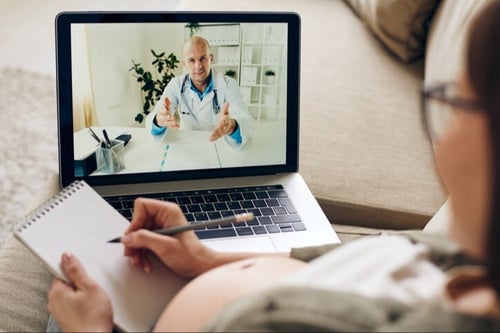 Paciente-siendo-atendida-por-médico-via-telemedicina