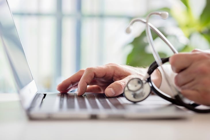 doctor-ordenador-fonendoscopio-internet-1